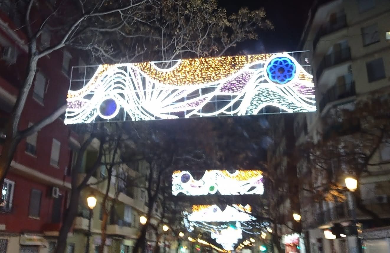 Gran arco luminoso sobre una calle con edificios