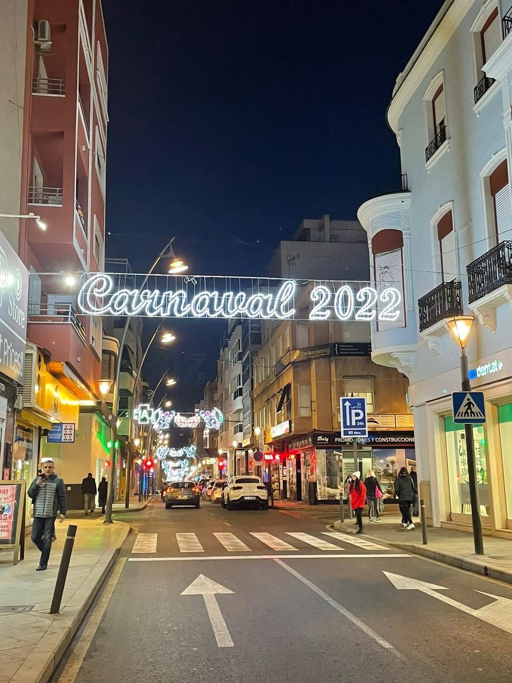 Calle de noche con arco luminoso de Carnaval 2022