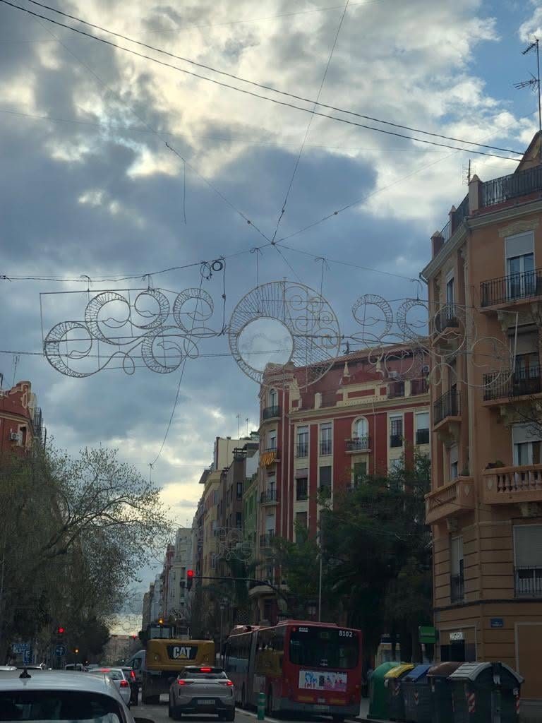 Composiciones de esferas de luz vistas de día sobre la calle